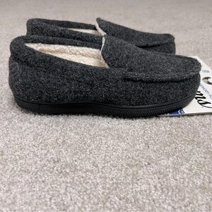 Dearfoams youth size 2/3 memory foam slippers
